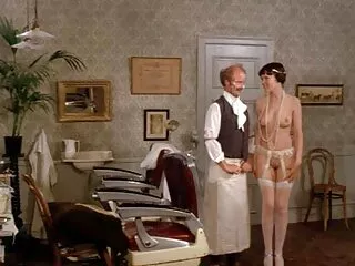Chupando morena en una lluvia dorada en pelicula de cleopatra xxx el baño