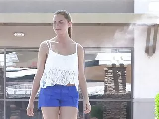 Jugador de tenis enseñó a las morenas peliculas eroticas xvideos a manejar pelotas