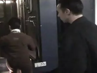 El intruso fue desarmado por el bebé con su vestido rojo. peliculas zoofilia completas
