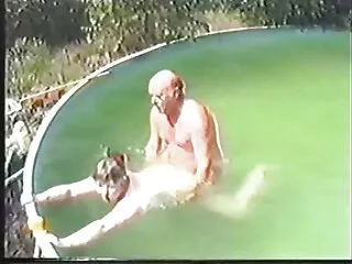 Rubia sexy se complace peliculas completas eroticas xxx en la piscina