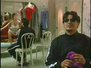 Azafata posando en una peliculas de tres x silla
